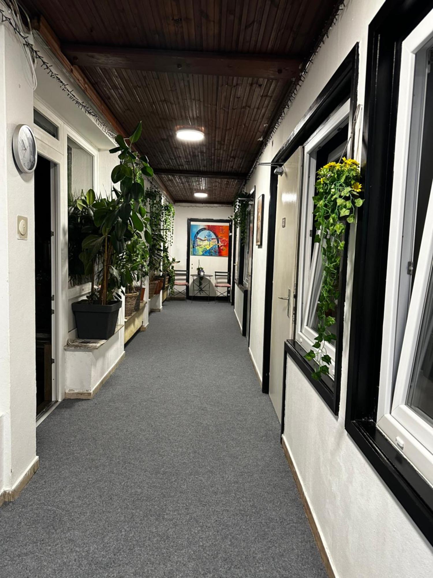 Hostel Lovely Rooms, City Center, Shared Bathroom, Windows To Corridor Villach Buitenkant foto